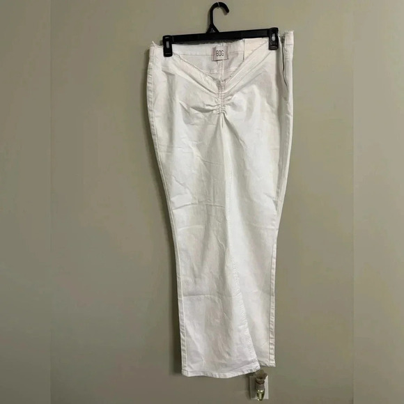 BDG Urban Outfitters Jeans Size 34 Ruched Dipped V Flare White Stretch Denim New - Picture 1 of 9